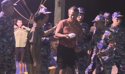 Quân y đảo Sinh Tồn cấp cứu ngư dân bị máy nghiền đá cuốn vào tay. Ảnh: Nguyễn Ninh