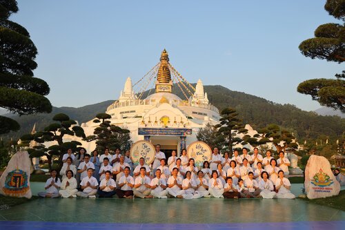 Đại chúng đồng trì tụng thời kinh Dược Sư, nhất tâm cầu nguyện Cha Mẹ và Bậc Thầy Trường thọ. Ảnh: BTC