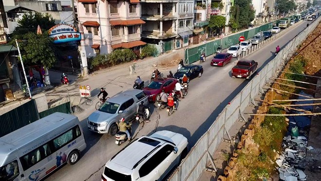 Hỗn loạn trên đường Âu Cơ trong ngày tổ chức lại giao thông