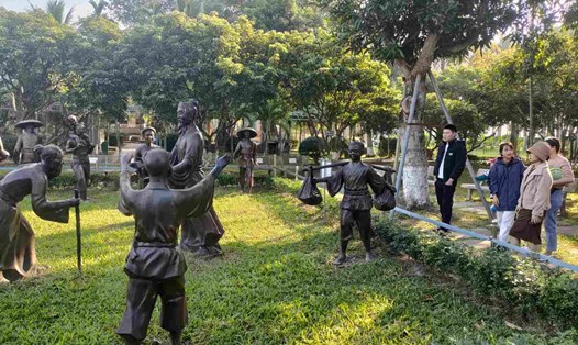 Du khách tham quan vườn tượng tại Khu di tích Trạng Trình Nguyễn Bỉnh Khiêm. Ảnh: Mai Dung