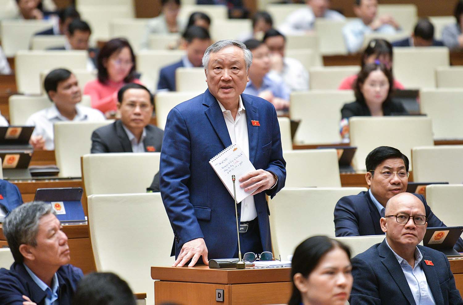 Chánh án Nguyễn Hòa Bình giải trình, làm rõ một số vấn đề đại biểu Quốc hội nêu. Ảnh: VPQH