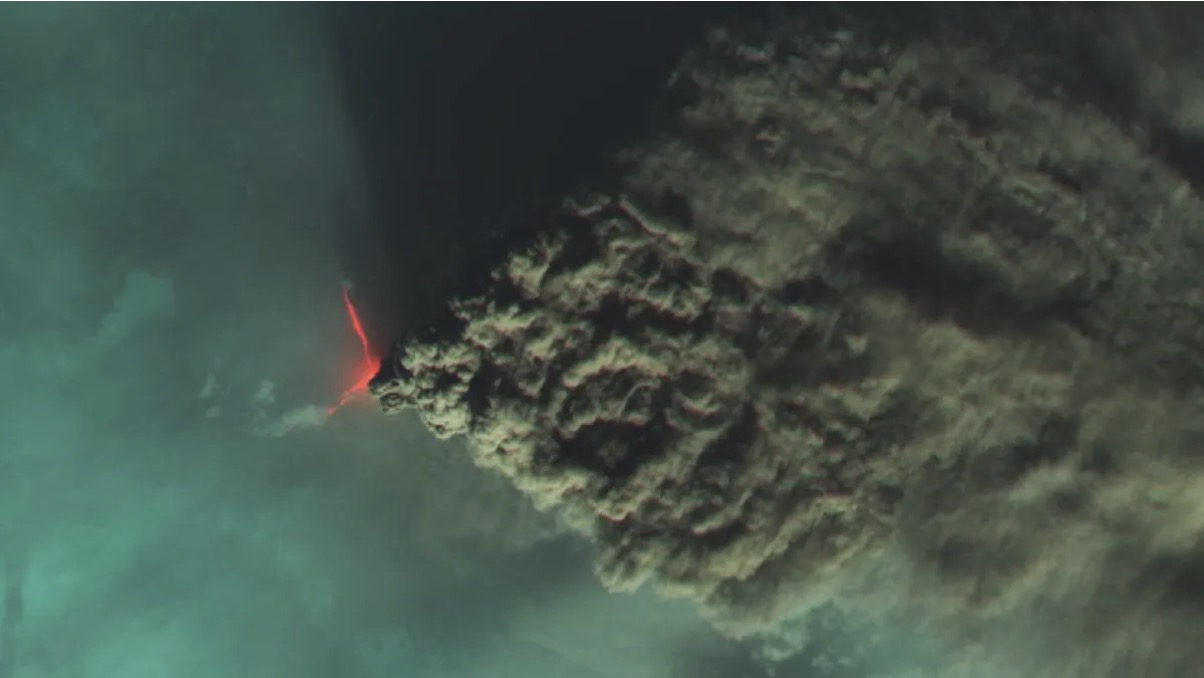 Ảnh chụp từ vệ tinh núi lửa cao nhất lục địa Á Âu phun trào