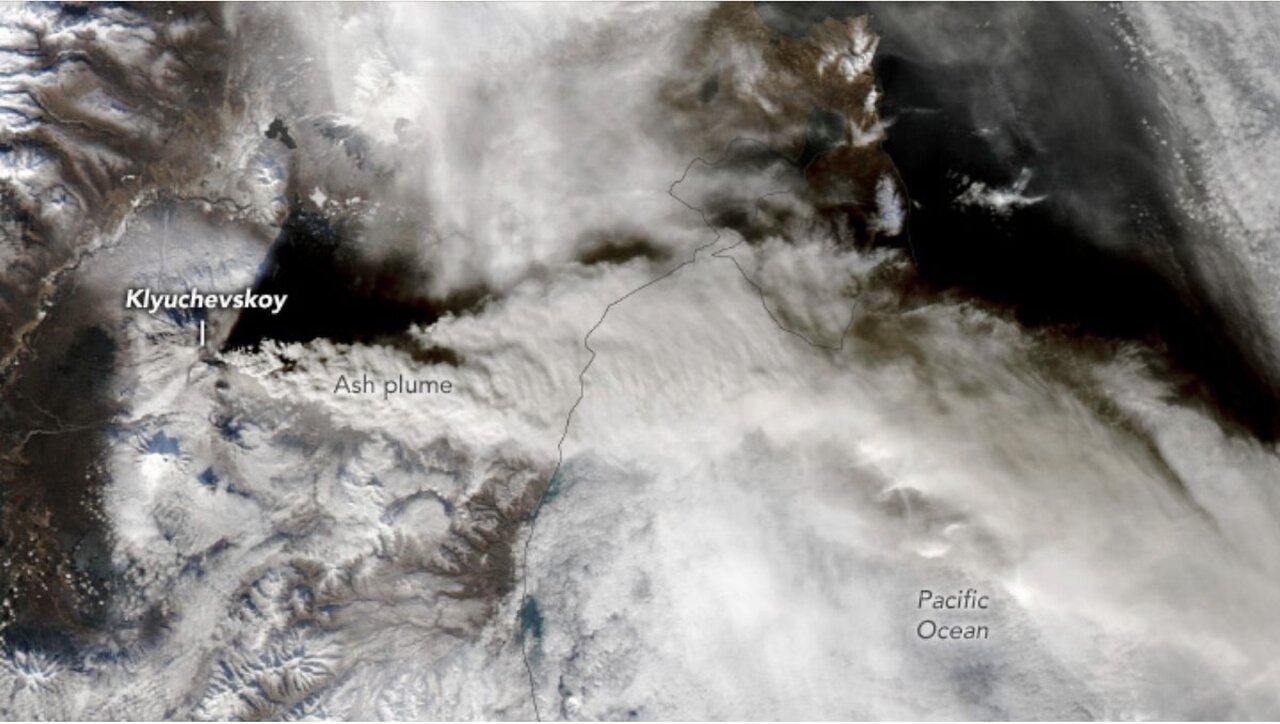 Đám mây khói do vụ phun trào lan ra tới tận Thái Bình Dương. Ảnh: NASA