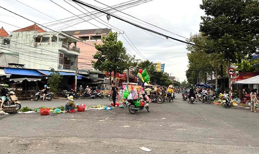 Ngang nhiên lấn chiếm lòng đường trên đường Nguyễn Văn Tiên, phường Tân Phong, TP Biên Hoà. Ảnh: Hà Anh Chiến