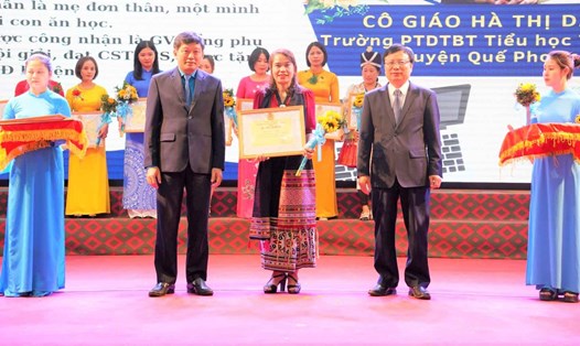 Lãnh đạo UBND tỉnh và LĐLĐ tỉnh Nghệ An tôn vinh nữ giáo viên tiêu biểu. Ảnh: Quỳnh Trang