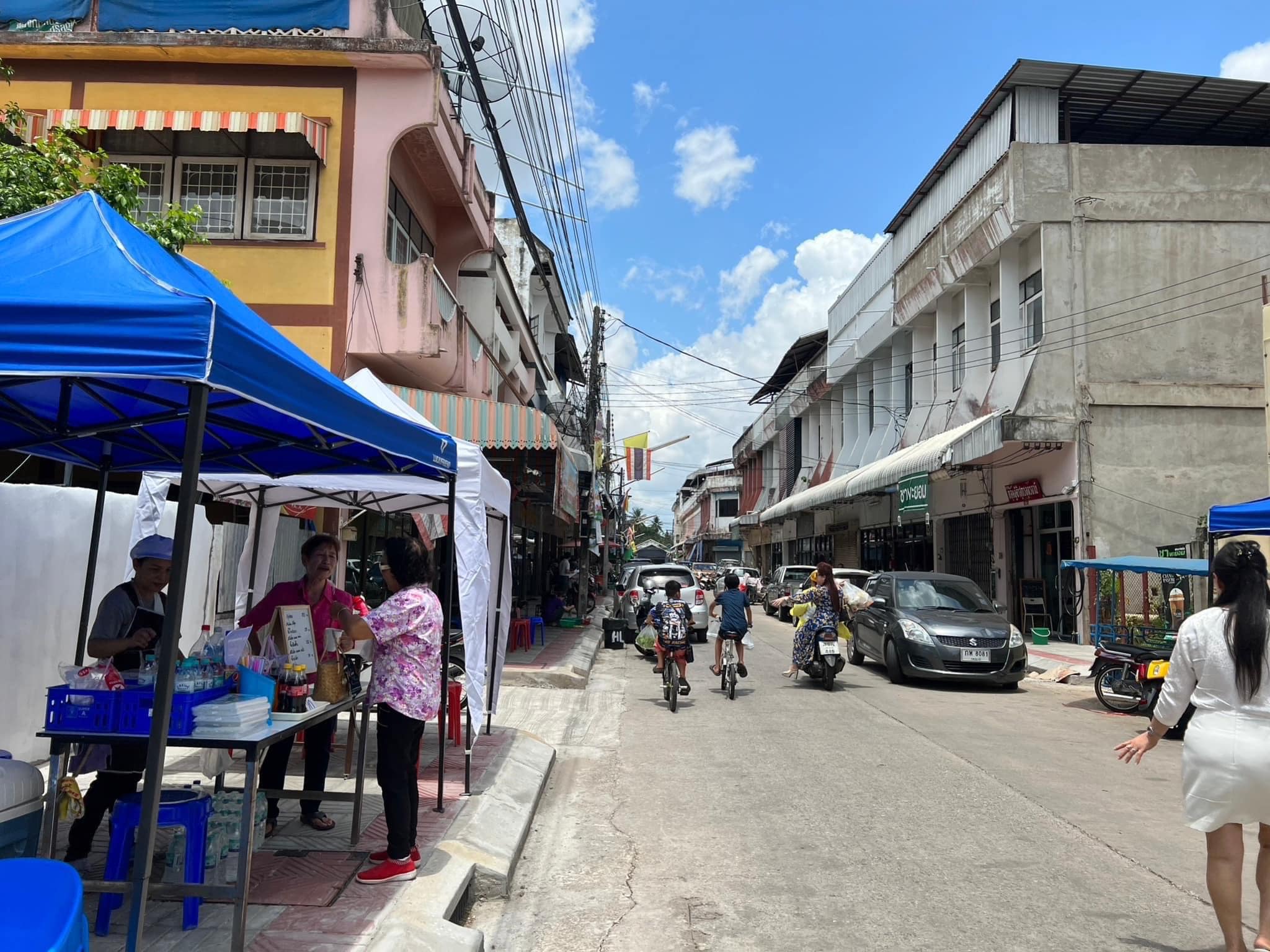 Khu phố nừm ở ngõ 2 đường Si Suk, thành phố Udon Thani, được xem là phố người Việt đầu tiên trên thế giới. Hiện tại, nơi đây chưa chính thức khai trương nhưng nhiều hàng quán đã mở cửa để bày bán hàng, chào đón du khách.