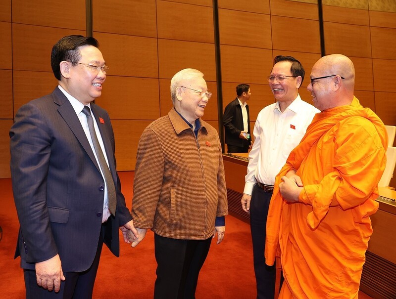 Tổng Bí thư Nguyễn Phú Trọng trò chuyện với các đại biểu dự kỳ họp 6 Quốc hội khóa XV. Ảnh: Trí Dũng/TTXVN 