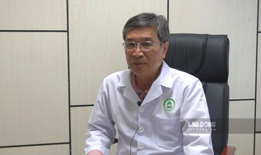 Bác sĩ CKII Danh Tý - Phó Giám đốc Bệnh viện Sản nhi Kiên Giang chia sẻ thông tin về vấn đề phòng tránh ngộ độc thực phẩm. Ảnh: Nguyên Anh
