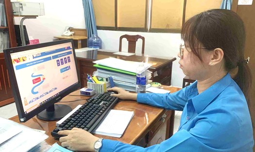 Đoàn viên công đoàn tại tỉnh Sóc Trăng tham gia cuộc thi trực tuyến. Ảnh: Phương Anh