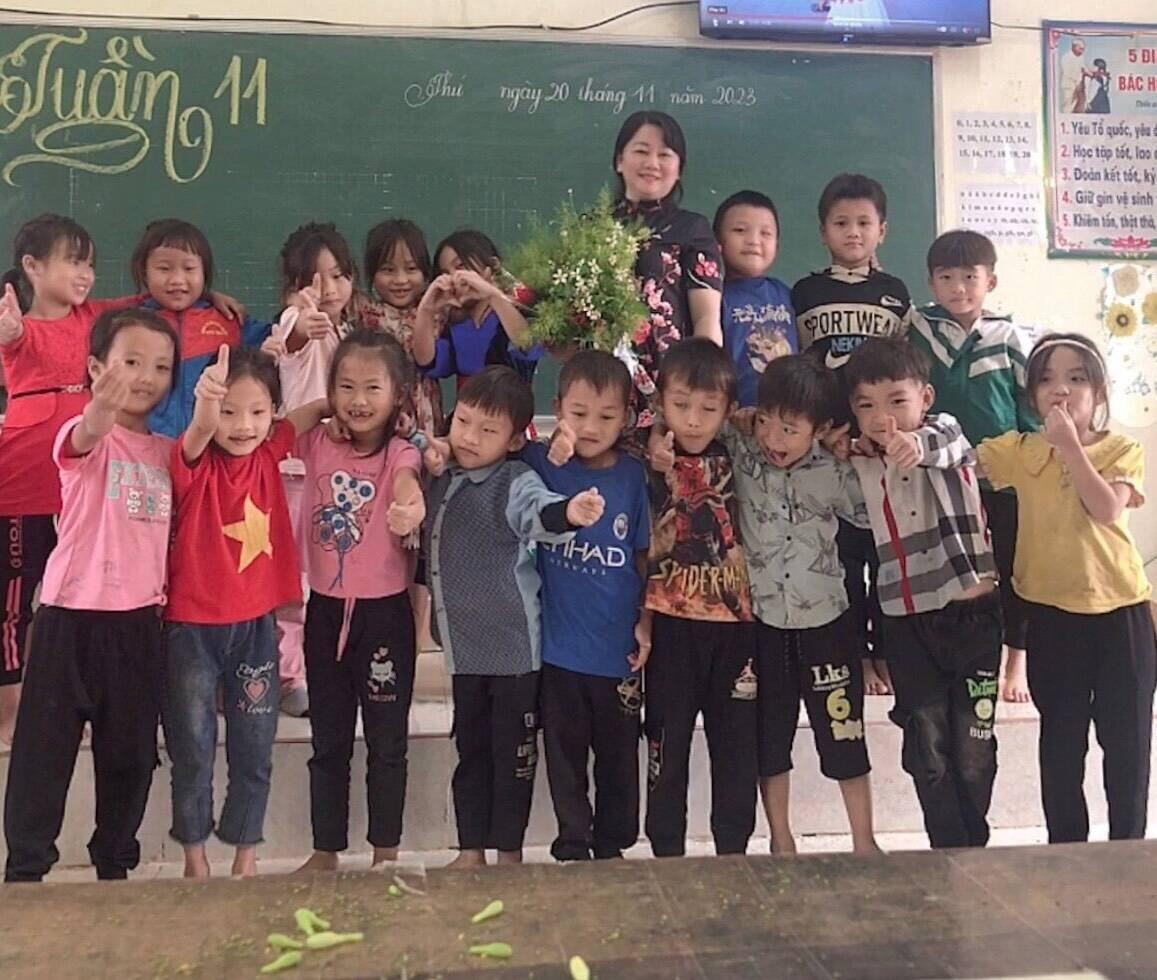 Xúc động hình ảnh những bó hoa rừng tặng cô giáo của trò nghèo Tây Bắc