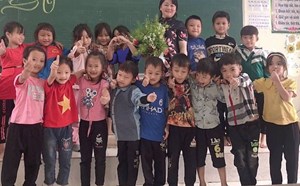 Xúc động hình ảnh những bó hoa rừng tặng cô giáo của trò nghèo Tây Bắc