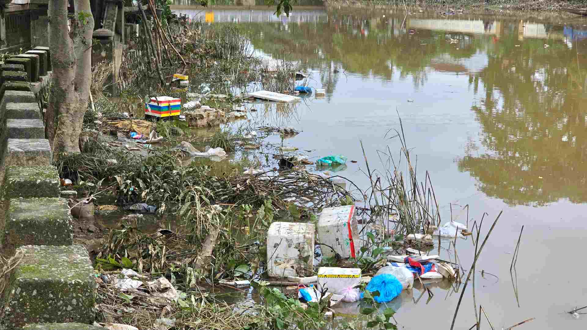 Dọc con sông An Cựu, đoạn qua các đường Phan Chu Trinh, Phan Đình Phùng (TP. Huế) xuất hiện rất nhiều rác thải trôi dạt dọc bờ sông. 