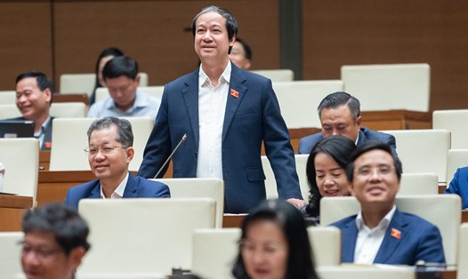 Bộ trưởng Bộ Giáo dục và Đào tạo Nguyễn Kim Sơn giải trình, làm rõ một số vấn đề đại biểu Quốc hội nêu. Ảnh: Văn phòng Quốc hội

