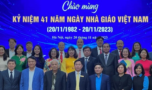 Các thế hệ lãnh đạo, cán bộ, giảng viên Trường Đại học Công đoàn cùng các đại biểu tại Lễ kỷ niệm 41 năm Ngày Nhà giáo Việt Nam. Ảnh: Kiều Vũ