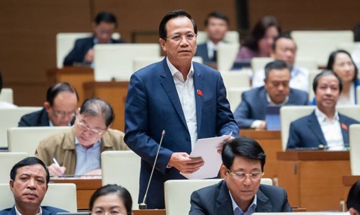 Bộ trưởng Bộ LĐTBXH Đào Ngọc Dung trả lời chất vấn trước Quốc hội. Ảnh: Media Quốc hội