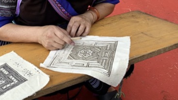 Tạo hình hoa văn bằng sáp ong độc đáo của dân tộc Mông