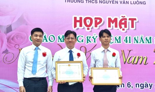 Ông Trần Dũng Hà (bìa trái), trao giấy khen và thưởng cho thầy Đinh Phú Cường (giữa) và đại diện Trường THCS Nguyễn Văn Luông. Ảnh: Nam Dương