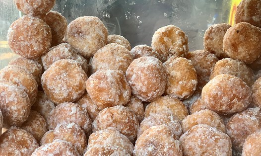 Bánh rán đường được nhiều thực khách yêu thích vào mùa hè. Ảnh: Nhật Minh