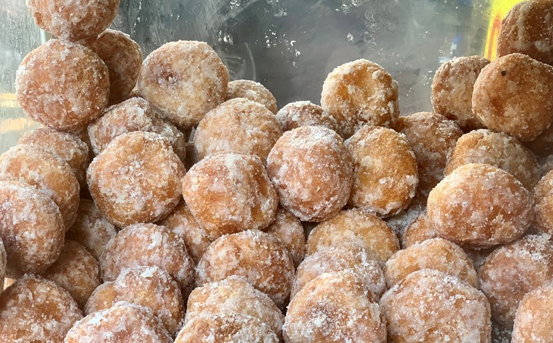 Bánh rán đường được nhiều thực khách yêu thích vào mùa hè. Ảnh: Nhật Minh