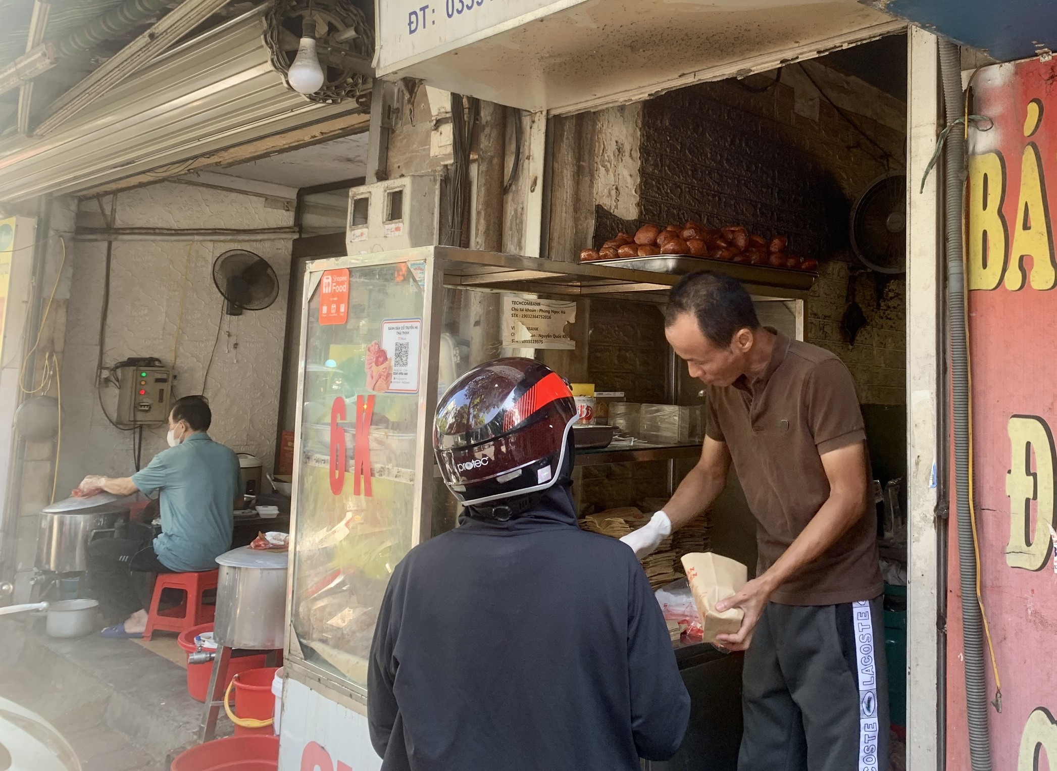 Quán bánh rán nhỏ với quầy hàng trước cửa là chốn quen của nhiều thực khách. Ảnh: Nhật Minh