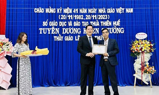 Sở GĐĐT tỉnh Thừa Thiên Huế đã tuyên dương, khen thưởng thầy giáo Lê Ngọc Thùy (phải) vì hành động dũng cảm cứu người. Ảnh: Quảng An.