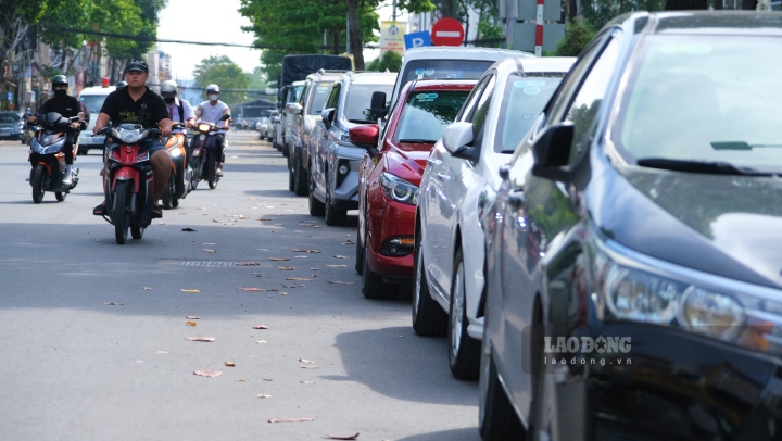 Theo ghi nhận của phóng viên vào sáng ngày 20.11 tại đường Nguyễn An Ninh, hàng dài các xe nối tiếp nhau đỗ dưới lòng đường, hầu như rất khó tìm chỗ đỗ cho phương tiện kế tiếp.