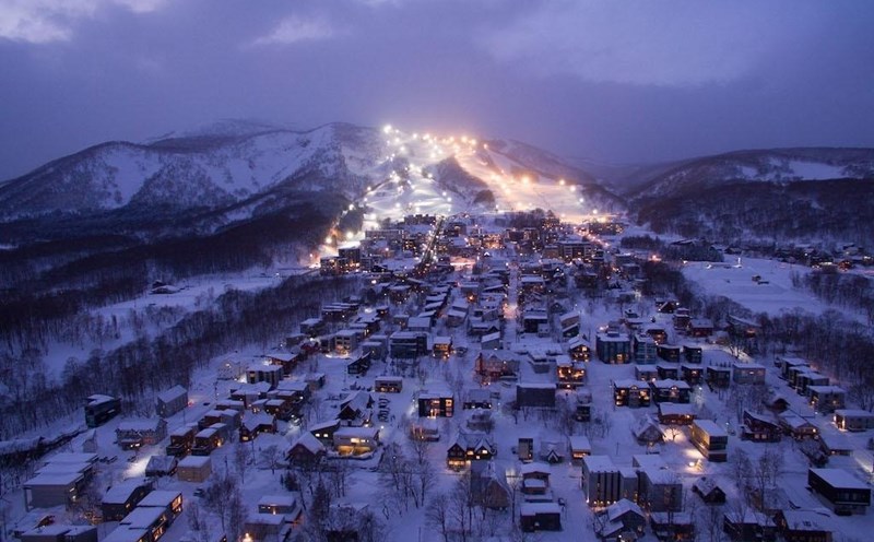 Niseko về đêm. Ảnh: Holiday Niseko