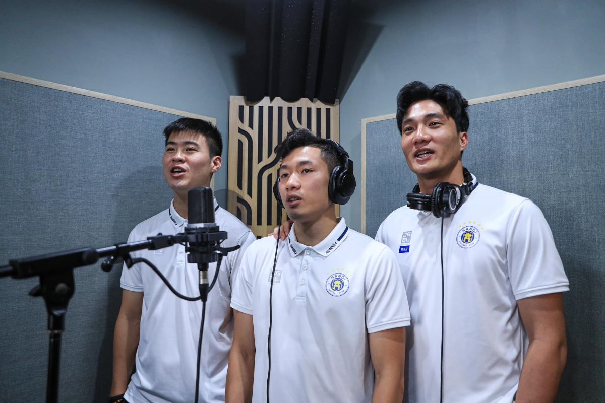 Bài hát "Bụi phấn" được các cầu thủ Hà Nội FC thể hiện dịp 20.11