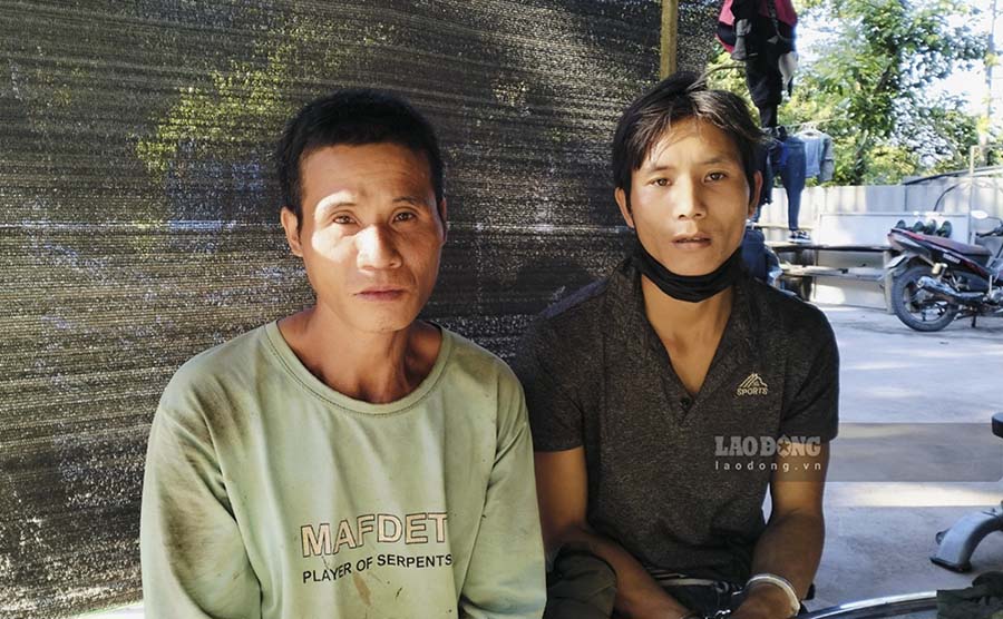 Từ bên trái ảnh đối tượng Hịt và Sản bị lực lượng chức năng bắt giữ khi đang nhập cảnh trái phép từ Lào về Việt Nam