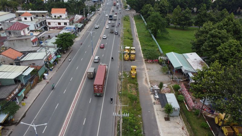 Ghi nhận tại hiện trường, đến thời điểm này, công trình vẫn còn ngổn ngang công việc phải làm.