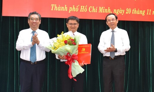 Ông Nguyễn Mạnh Cường (giữa) được bổ nhiệm giữ chức Trưởng ban Dân vận Thành ủy TPHCM.  Ảnh: Nguyễn Nam