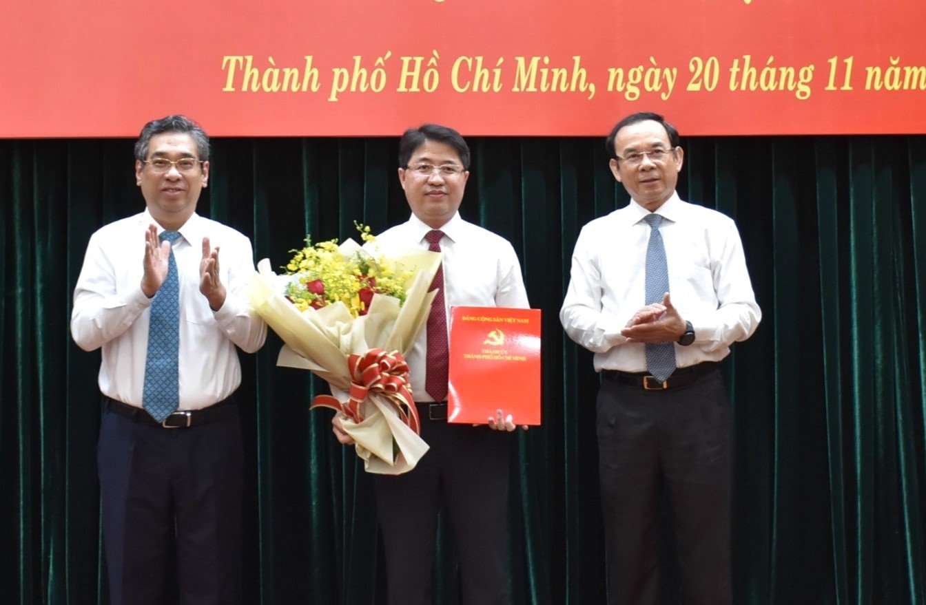 Ông Phạm Hồng Sơn (giữa) được bổ nhiệm giữ chức Chánh Văn phòng Thành ủy TPHCM.  Ảnh: Nguyễn Nam