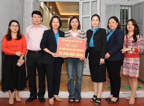 Công ty Môi trường - TKV hỗ trợ công nhân có hoàn cảnh khó khăn sửa nhà