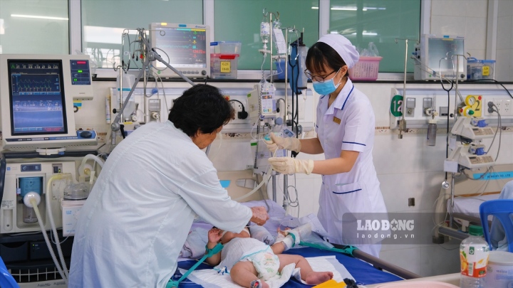 Số ca mắc tay chân miệng tại ĐBSCL liên tục gia tăng (hình ảnh ghi nhận tại Khoa hồi sức tích cực - chống độc, Bệnh viện Nhi đồng TP Cần Thơ). Ảnh: Phong Linh