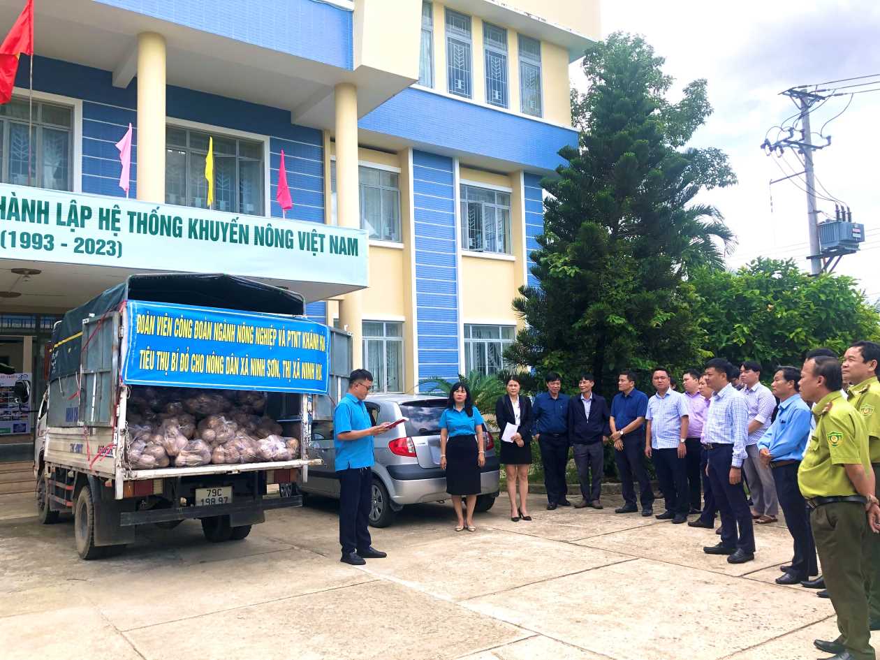 Công đoàn Ngành Nông nghiệp Khánh Hòa phát động tiêu thụ bí đỏ cho nông dân. Ảnh: Phương Linh