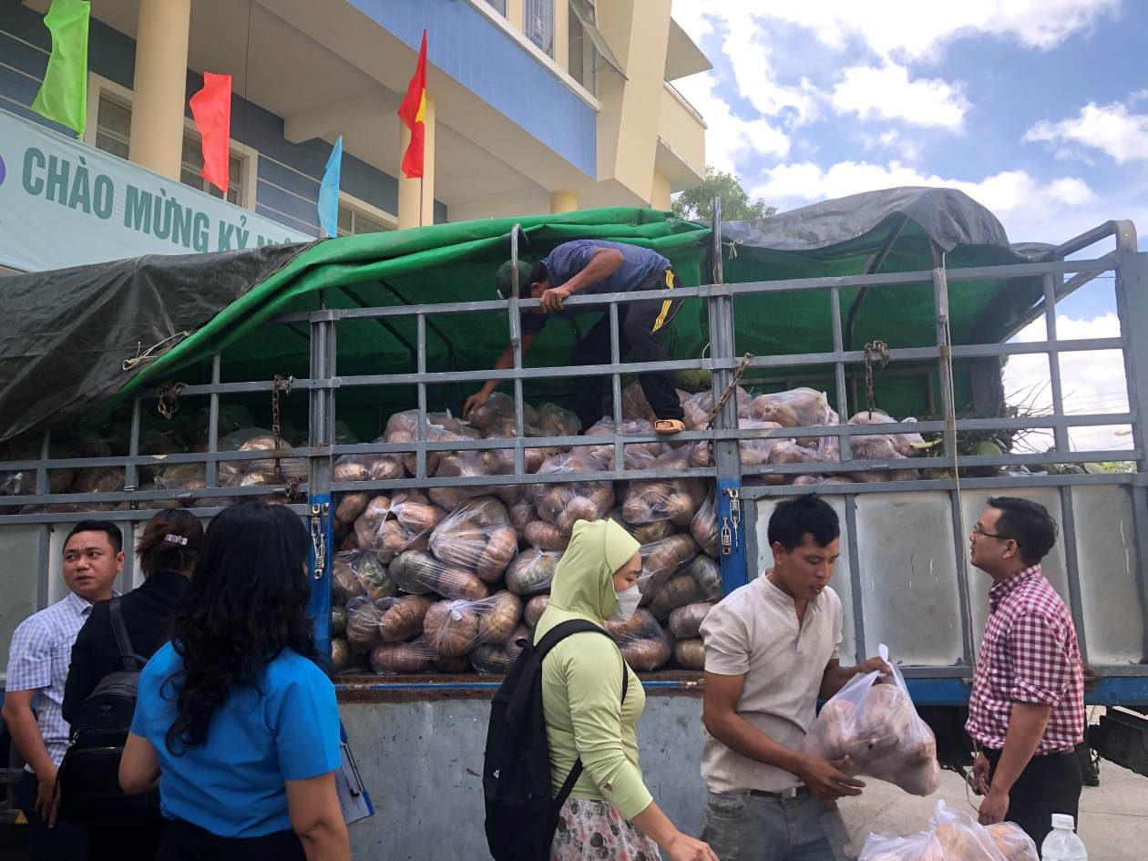Hơn 7,6 tấn bí đỏ được chuyển đến đoàn viên Ngành Nông nghiệp Khánh Hòa tiêu thụ trong ngày 20.11. Ảnh: Phương Linh
