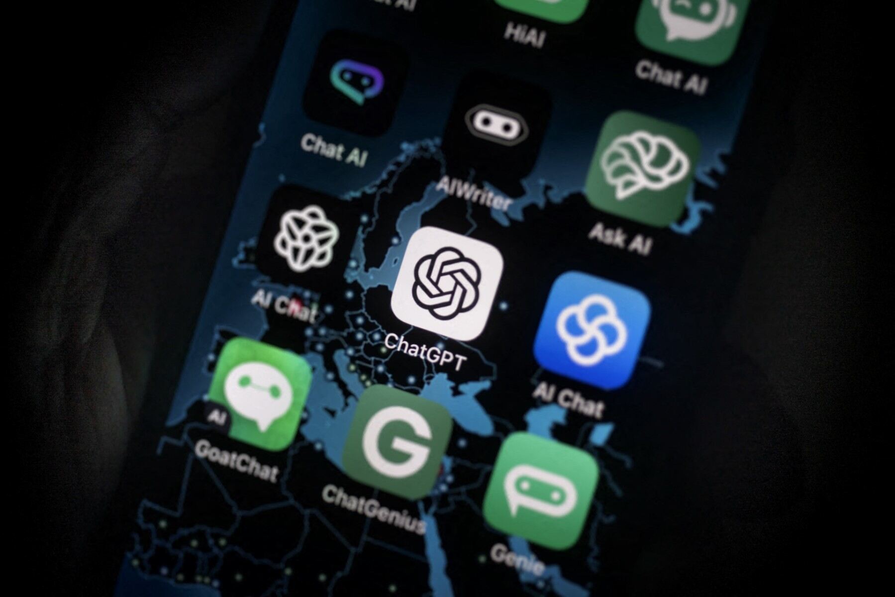 Logo của ChatGPT trên màn hình điện thoại cùng với logo của nhiều ứng dụng AI khác. Ảnh: AFP