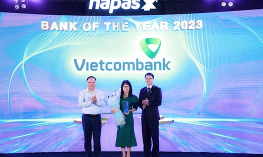 Đại diện Vietcombank nhận giải Ngân hàng xuất sắc năm 2023 – Bank of the year 2023. Ảnh: Napas