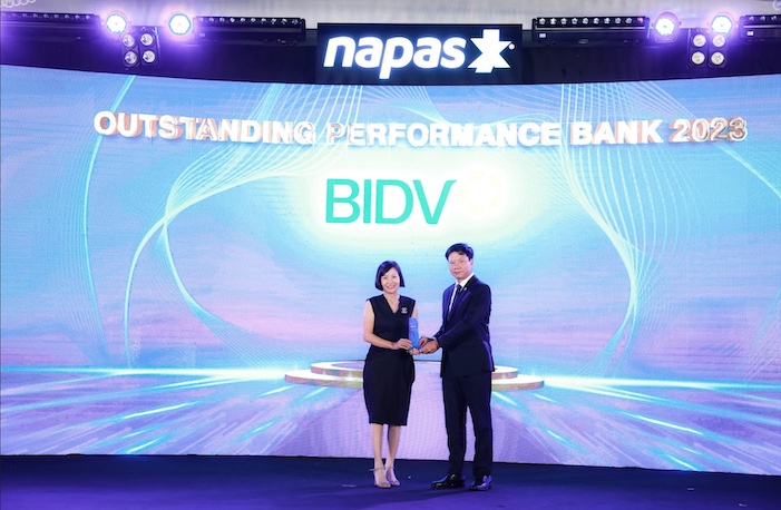 Đại diện BIDV nhận giải Ngân hàng tiêu biểu – Outstanding Performance Bank 2023. Ảnh: Napas
