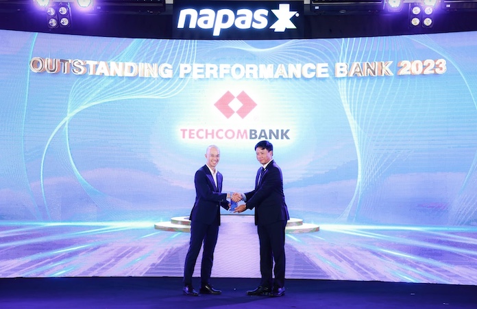 Đại diện Techcombank nhận giải Ngân hàng tiêu biểu – Outstanding Performance Bank 2023. Ảnh: Napas