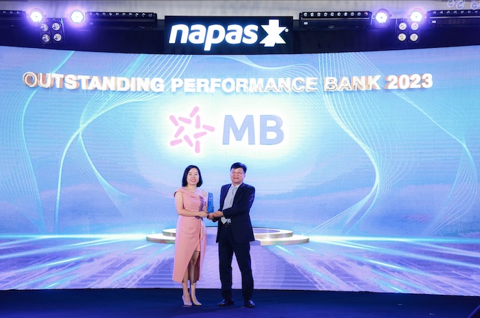 Đại diện MB nhận giải Ngân hàng tiêu biểu – Outstanding Performance Bank 2023. Ảnh: Napas