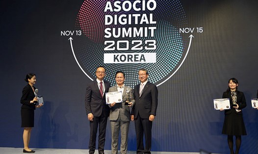 Ông Nguyễn Bá Diệp (giữa) - đồng sáng lập MoMo - nhận giải thưởng ASOCIO ESG tại Lễ trao giải ASOCIO Tech Excellence diễn ra tại Hàn Quốc. Ảnh: DN cung cấp