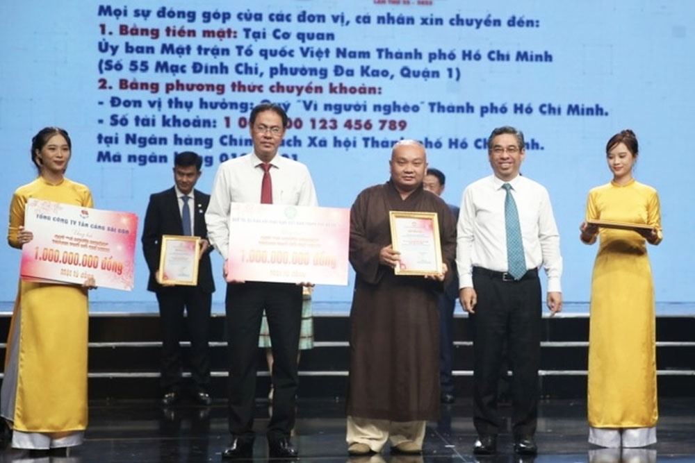 Ban Trị sự Giáo hội Phật giáo Việt Nam TPHCM đã trao bảng ủng hộ 1 tỉ đồng đến Quỹ “Vì người nghèo” TPHCM. Ảnh: Thanh Hà