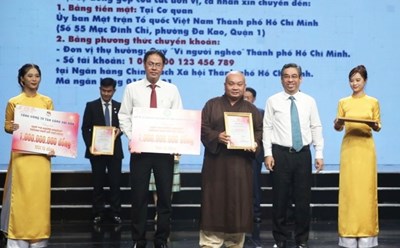 Ban Trị sự Giáo hội Phật giáo Việt Nam TPHCM đã trao bảng ủng hộ 1 tỉ đồng đến Quỹ “Vì người nghèo” TPHCM. Ảnh: Thanh Hà