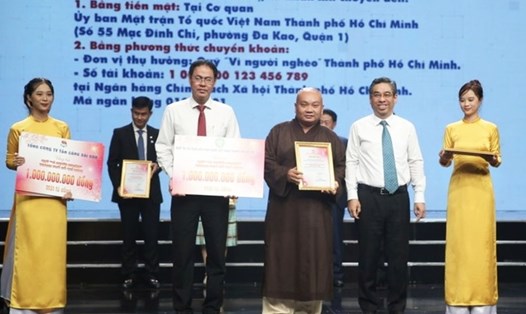 Ban Trị sự Giáo hội Phật giáo Việt Nam TPHCM đã trao bảng ủng hộ 1 tỉ đồng đến Quỹ “Vì người nghèo” TPHCM. Ảnh: Thanh Hà