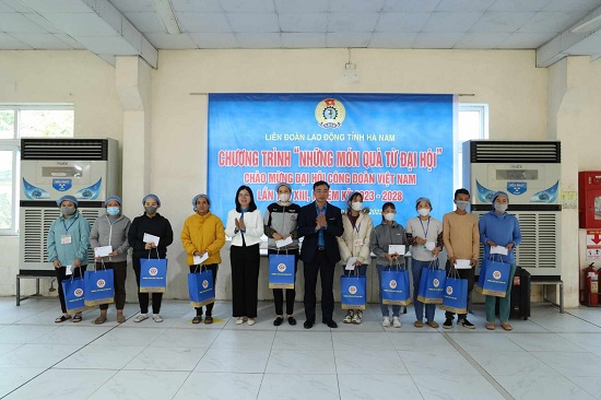 Liên đoàn Lao động tỉnh Hà Nam tặng quà cho 250 đoàn viên
