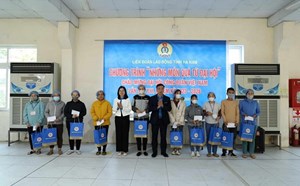 Liên đoàn Lao động tỉnh Hà Nam tặng quà cho 250 đoàn viên
