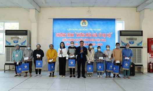 Liên đoàn Lao động tỉnh Hà Nam tặng quà cho 250 đoàn viên. Ảnh: Minh Hạnh