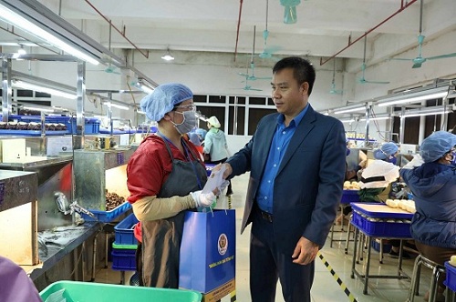Lãnh đạo LĐLĐ tỉnh thăm, tặng quà trực tiếp cho người lao động tại xưởng sản xuất. Ảnh: Minh Hạnh