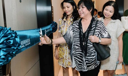 Chủ nhân căn hộ thực hiện nghi thức cắt băng trước khi bước vào “tổ ấm” mới tại các căn hộ hàng hiệu Marriott đầu tiên tại Việt Nam. Ảnh: Phương Thủy